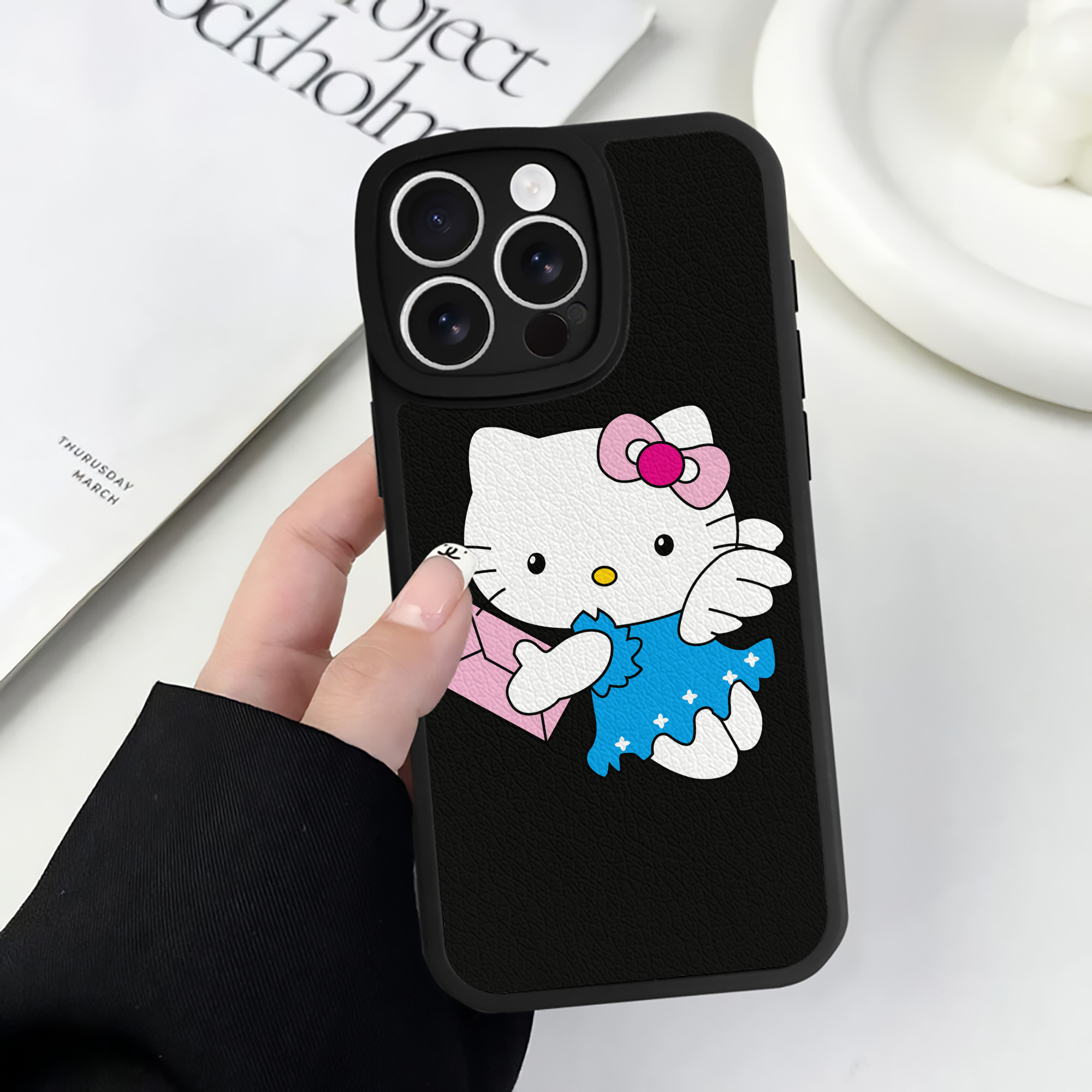（画像用） Hello Kitty ハローキティ 【iPhone 16シリーズ対応】シリコンスマホケース（レザー調） 材質：シリコン